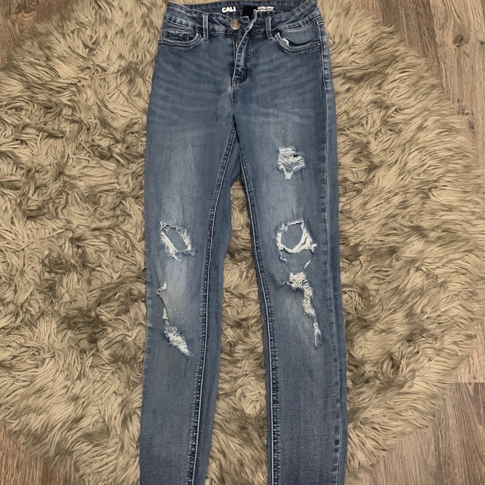 Cali ripped jeans/jegging.